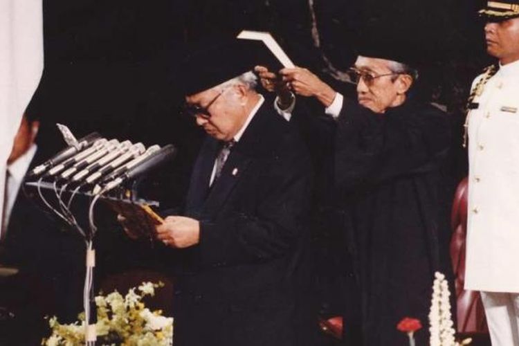Jenderal TNI (Purn) Soeharto mengucapkan sumpah jabatan usai terpilih kembali menjadi Presiden RI periode 1993-1998, di Jakarta, Kamis (11/3/1995).