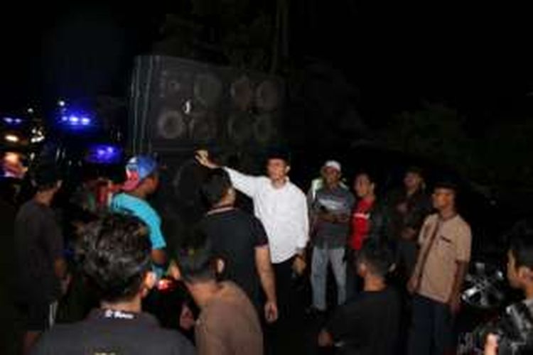 Kapolre Trenggalek AKBP I Made Agus Prassetya (kemeja Putih) memberi arahan sekaligus melarang ronda sahur menggunakan 