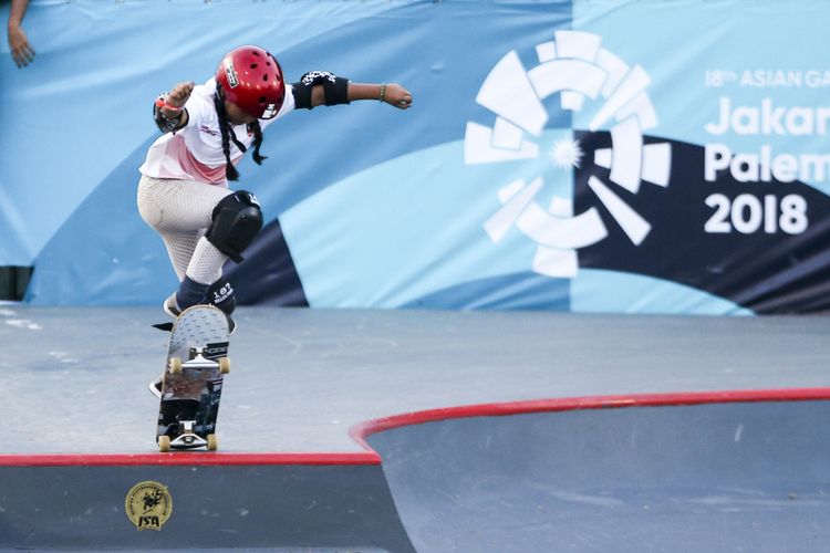 Skateboarder Indonesia Aliqqa Novvery melakukan gerakan trik pada sesi latihan jelang Asian Games 2018 di arena roller sport Jakabaring Sport City, Palembang, Sumatera Selatan, Senin (27/8). Aliqqa yang masih berusia sembilan tahun merupakan atlet termuda pada ajang olah raga Asian Games. 