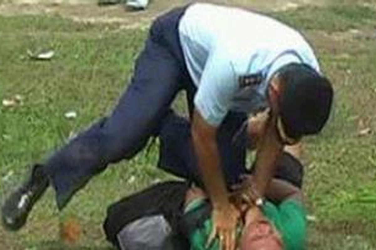 TNI AU cekik wartawan.