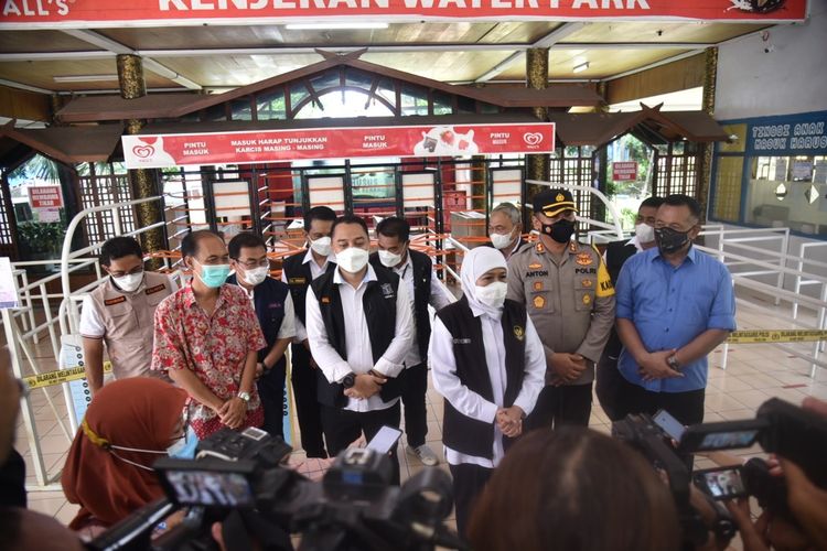 Gubernur Jawa Timur Khofifah Indar Parawansa bersama Wali Kota Surabaya Eri Cahyadi saat meninjau kondisi Kenjeran Park pasca ambrolnya perosotan kolam renang di wahana tersebut, Minggu (8/5/2022).