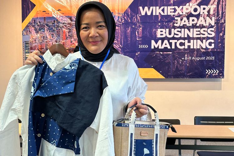 Dian Nutri Justitia, pendiri Shiroshima Indonesia, yang menghadirkan produk batik bermotif pertanian. 