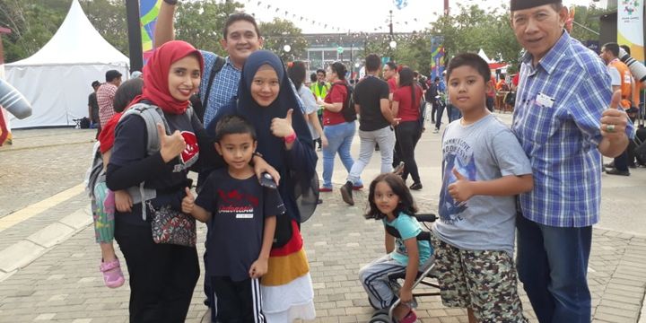 Kiki (kerudung merah) datang bersama keluarga untuk menyaksikan opening ceremony Asian Games 2018 di Stadion Utama Gelora Bung Karno, Senayan, Jakarta Pusat, Sabtu (18/8/2018)