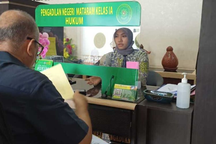 Suasana Kuasa Hukum Eks Kadis ESDM NTB Tersangka Korupsi Pasir Besi, Ajukan Praperadilan ke PN Mataram, Kamis (13/4/2023)