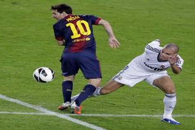 Penyerang Barcelona dari Argentina, Lionel Messi (kiri), bertarung dengan bek Real Madrid dari Portugal, Pepe, dalam laga "El Clasico" Liga BBVA di Stadion Camp Nou, Minggu (7/10/2012). Pertandingan berakhir 2-2. 
