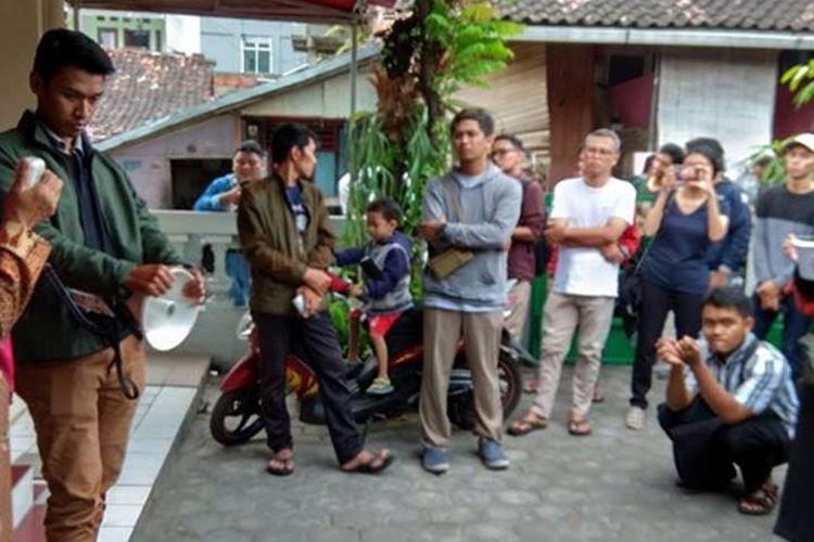 Peserta napak tilas sejarah Kampung Kauman Mangkunegaran, Minggu (10/6/2018), mengikuti kegiatan yang digagas oleh komunitas Solo Societeit.