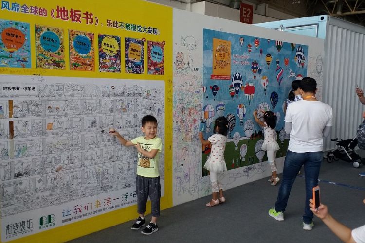 Anak-anak sedang berfoto di stan anak pada acara Beijing International Book Fair 2017 pada 23-27 Agustus 2017 di Beijing, China.