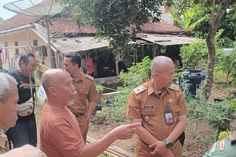 Rama (menunjuk) menjelaskan lokasi kejadian penganiayaan bule kepada ayah mertuanya, di Dusun Randegan 1, Desa Raharja, Kecamatan purwaharja, kota banjar, jawa barat, Senin (25/9/2023).