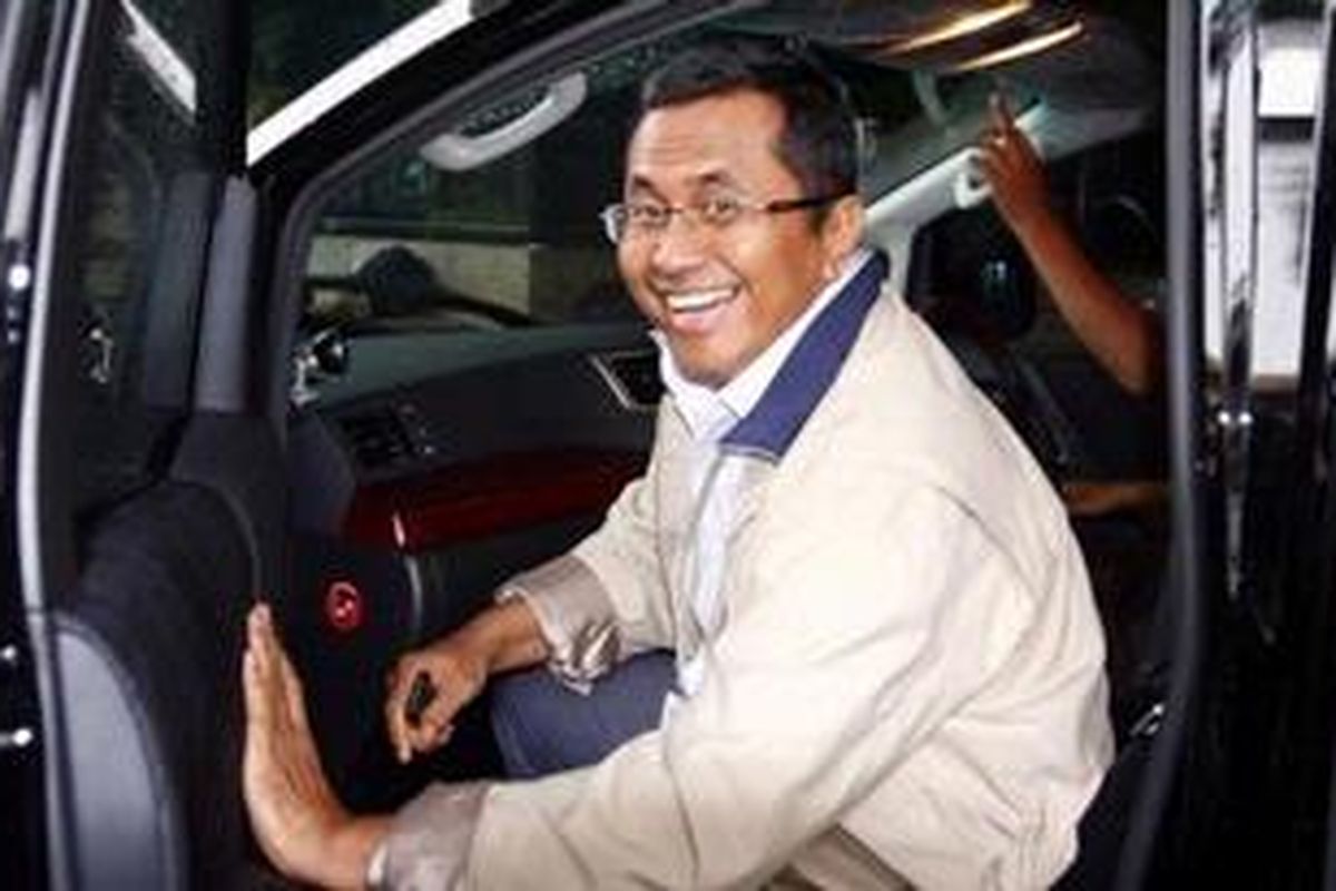 Dahlan Iskan saat mendatangi kantor Komisi Pemberantasan Korupsi (KPK) di Jalan Rasuna Said, Kuningan, Jakarta Selatan, Selasa (30/3/2010).  
