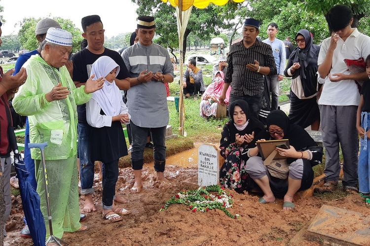 Suasana pemakaman Aipda Irwansyah di TPU Semper, Cilincing, Jakarta Utara, Rabu (1/2/2023) siang.