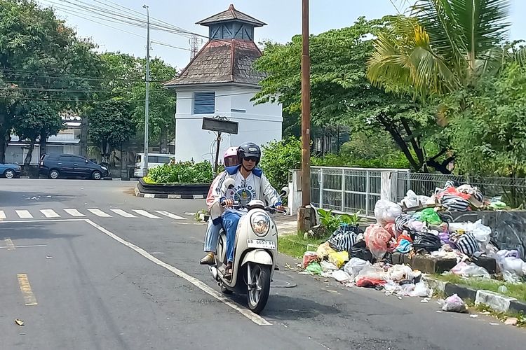 Sampah menggunung di Jalan Ungaran Kotabaru, Kota Yogyakarta, Senin (24/7/2023)
