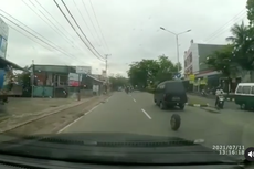 Bukan Film Warkop, Ban Mobil Ini Tiba-tiba Lepas Saat Sedang Berjalan