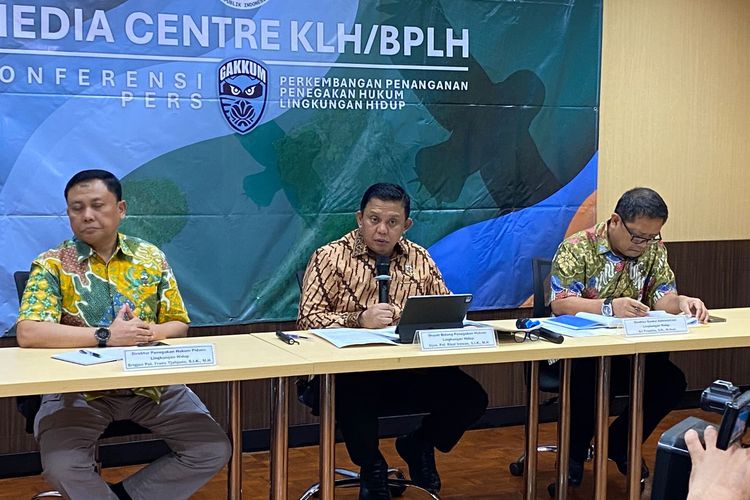 Deputi Bidang Penegakan Hukum (Gakkum) KLH, Rizal Irawan, menjelaskan soal sanksi terhadap perusahaan yang melanggar izin lingkungan, Jumat (9/5/2025). 