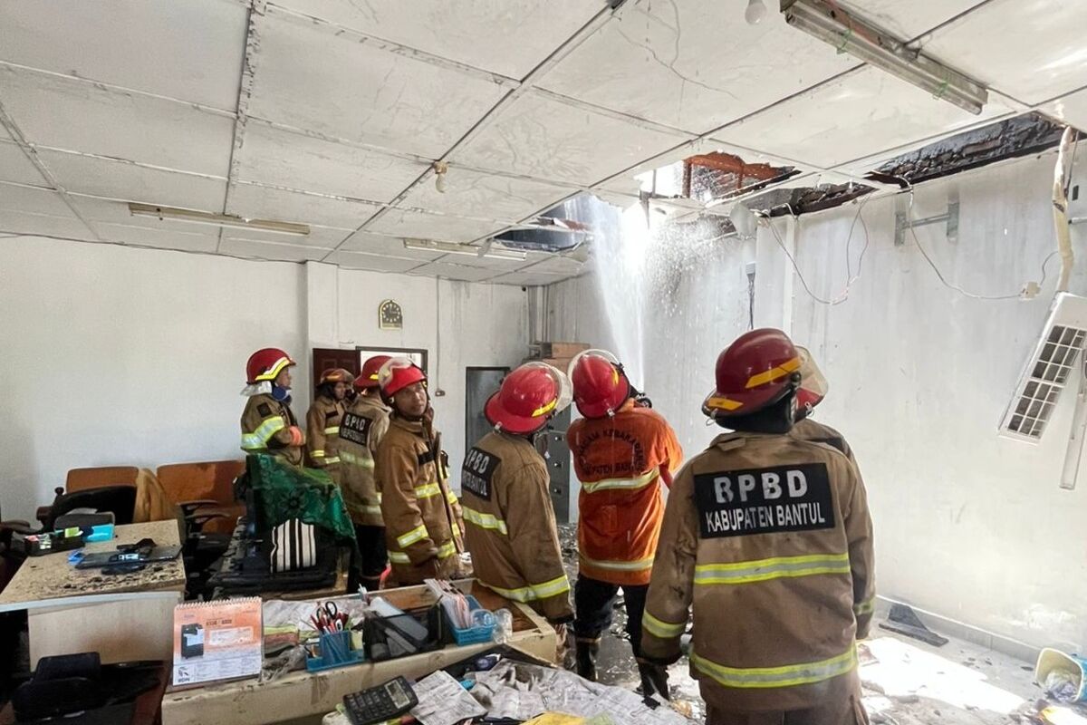 Petugas Damkarmat BPBD Bantul memadamkan api di ruko Modalan, Banguntapan, Bantul, DI Yogyakarta, atau tidak jauh dari Jogja Expo Center (JEC), Selasa (22/4/2025)