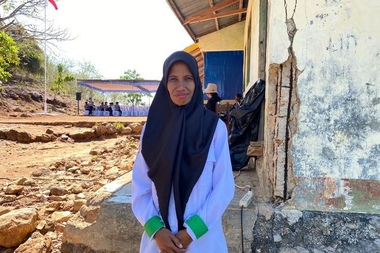 7 Tahun Jadi Honorer, Hijrawati Bertahan Mengajar di Pulau Kukusan NTT