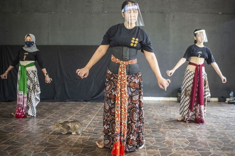 Sejumlah siswa tari yang tergabung Sanggar Tari Surya Kirana sedang latihandi Panggung Desa Seni TMII, Jakarta, Sabtu (11/07).