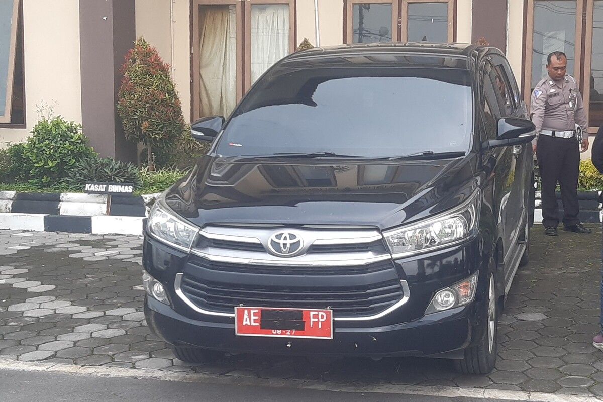 Mobil pelat merah yang terlibat tabrak lari diamankan di Mapolres Klaten, Jawa Tengah, Selasa (28/2/2023).