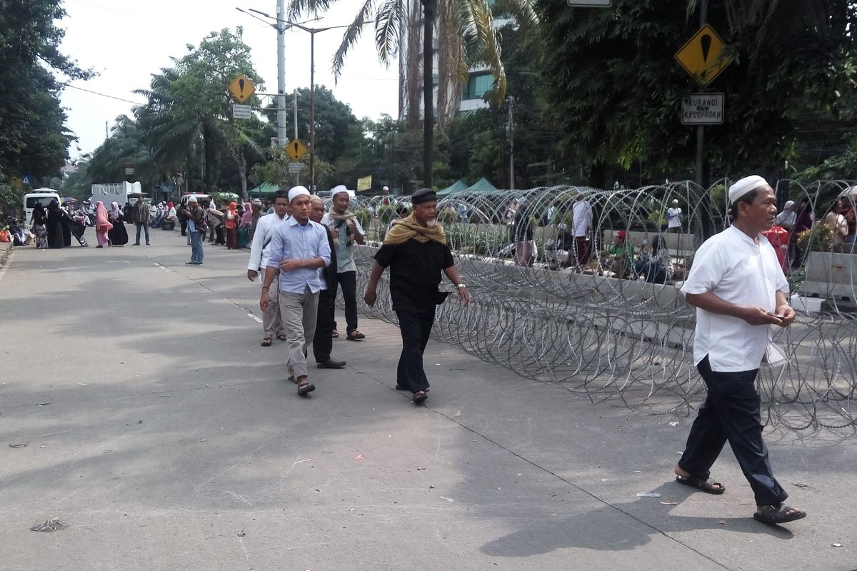 Susasana di Jalan RM Harsono seusai massa pendemo membubarkan diri pada Selasa (28/2/2017) sore.