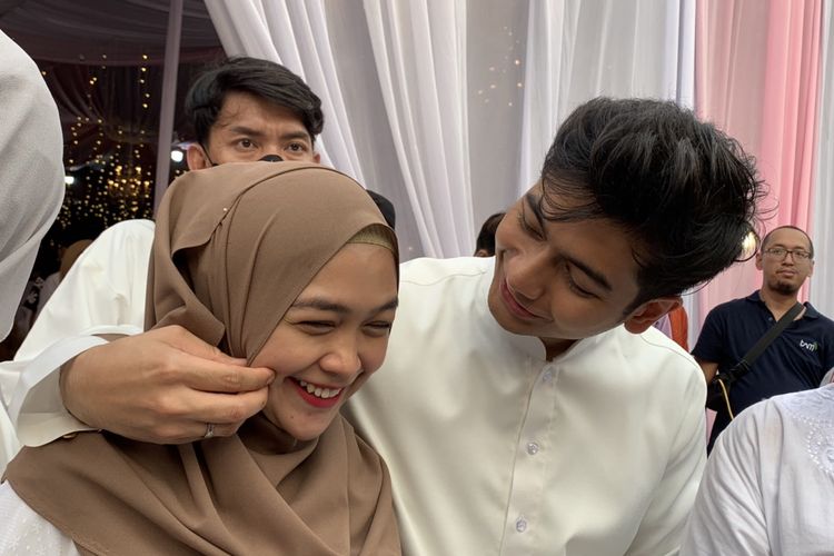 YouTuber Ria Ricis dan suaminya Teuku Ryan saat ditemui di acara Halal Bihalal di kawasan Condet, Jakarta Timur, Selasa (17/5/2022).