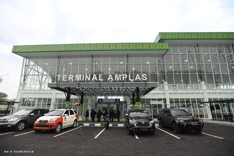 Presiden Jokowi meresmikan Terminal Amplas di Medan pada Kamis (9/2/2023), setelah revitalisasi selama tiga tahun.  