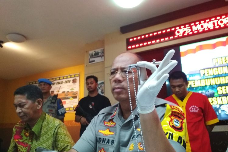 Wakapolda Sulsel Brigjen Pol Adnas Abbas saat memperlihatkan pen gun yang dimiliki secara ileg oleh pria bernama Muhammad Naba bin Pabo (37) di lobo Polda Sulsel, Makassar, Jumat (24/1/2020).