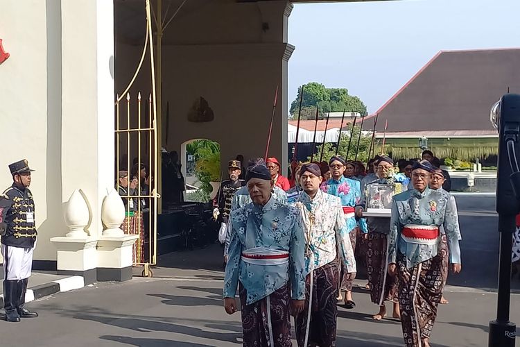Pengantin putra, B.P.H Kusumo Kuntonugroho berjalan menuju Masjid Agung Pakualaman untuk ijab kabul, Rabu (10/1/2024).