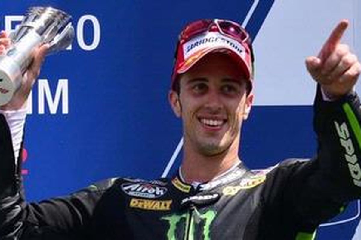 Pebalap Yamaha Tech 3, Andrea Dovizioso, ketika naik di podium nomor tiga GP Italia, Minggu (15/7/2012).