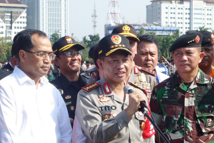 Kapolri Jenderal Pol Tito Karnavian bersama sejumlah menteri dan perwakilan dari TNI usai apel kesiapan Operasi Ramadniya di Lapangan Silang Monas, Jakarta Pusat, Senin (19/6/2017).