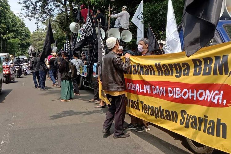 Massa dari Forum Komunikasi Umat Islam Bersatu (FKUIB) menggelar aksi unjuk rasa di depan Gedung Dewan Perwakilan Rakyat Daerah (DPRD) Kota Bogor, Jawa Barat, Rabu (7/9/2022).