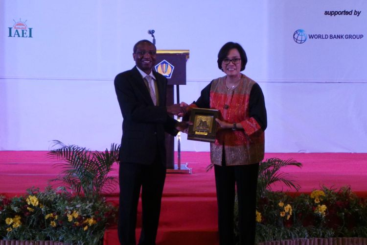 Menteri Keuangan Sri Mulyani dan Wapres Islamic Development Bank Mansur Muchtar, dalam acara 2nd Annual Islamic Finance Conference, di Hotel Royal Ambarrukmo, Yogyakarta, 23-24 Agustus 2017.  