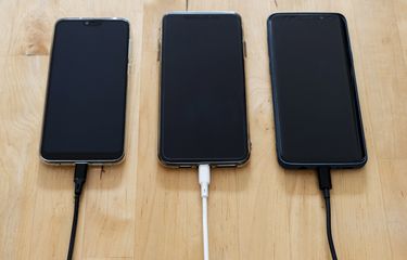 Mengecas hp dengan kabel.