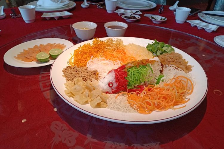 Sajian Yu Sheng yang ada di Restoran Tien Chao, Hotel Gran Melia Jakarta. Yu Sheng disajikan berbentuk ikan koi.