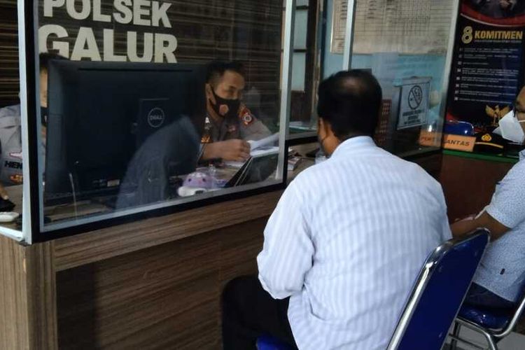 Warga melaporkan pensiunan Polri ke polisi atas dugaan penyekapan dan penganiayaan di rumah pelaku, Kalurahan Tirtorahayu, Kapanewon Galur, Kabupaten Kulon Progo, Daerah Istimewa Yogyakarta.