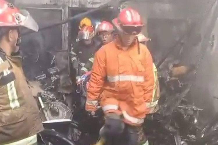 Tangkapan layar petugas mengevakuasi korban tewas dalam kebakaran di rumah bengkel di Jalan Marelan IX, Kelurahan Tanah Enam Ratus, Kecamatan Medan Marelan, Rabu (30/8/2023) pagi.
