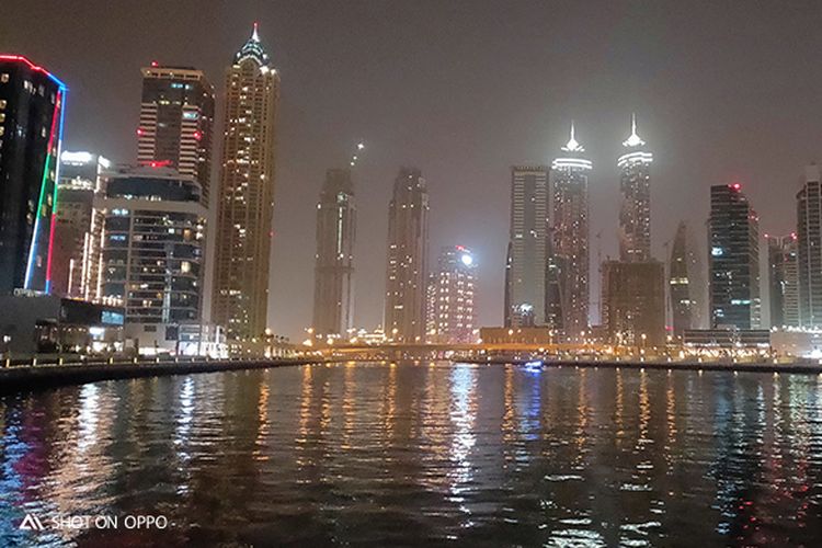 Keindahan Dubai Canal di malam hari, diambil dengan fitur Night Mode OPPO R17 Pro