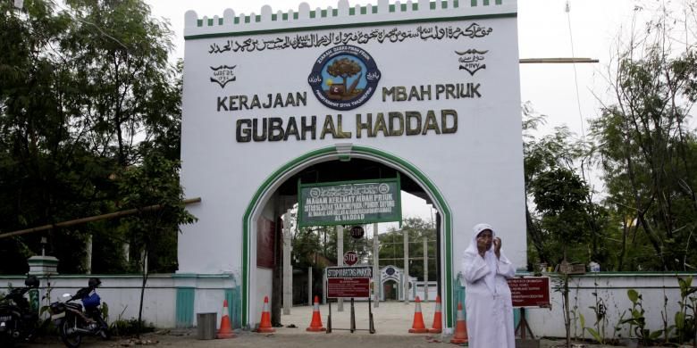 Seorang peziarah keluar dari area makam Habib Hasan Al Haddad atau Mbah Priok yang berada di dekat terminal peti kemas PT Pelindo II, Koja, Jakarta Utara, Senin (8/3/2010). Pemerintah kota Jakarta Utara berencana melakukan penataan lahan pemakaman tersebut untuk pengembangan terminal peti kemas.