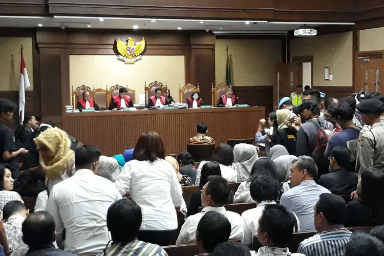 Suasana ruang sidang pembacaan putusan terhadap terdakwa Setya Novanto di Pengadilan Tipikor Jakarta, Selasa (24/4/2018).