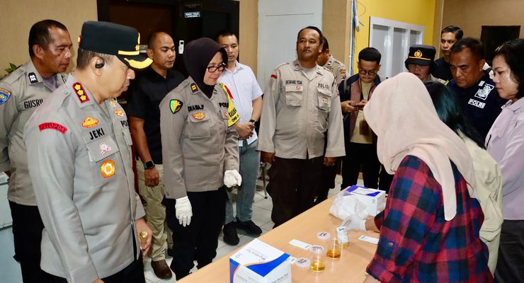 14 Polisi yang Berjaga di Kantor KPU Pekanbaru Jalani Tes Urine