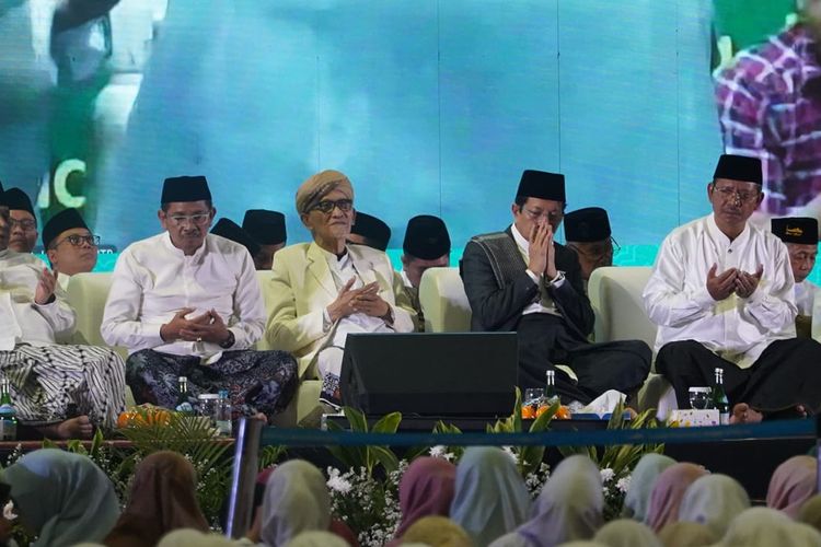 Menag Nasaruddin Umar bersama dengan tamu undangan dalam acara istigoshah dengan tema ?Doa Santri untuk Negeri? di Masjid Istiqlal, Jakarta, Selasa malam (21/10/2025). 