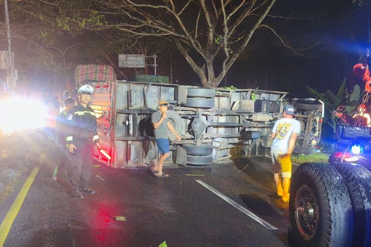 Truk Terguling di JLS, Dua Orang Terluka