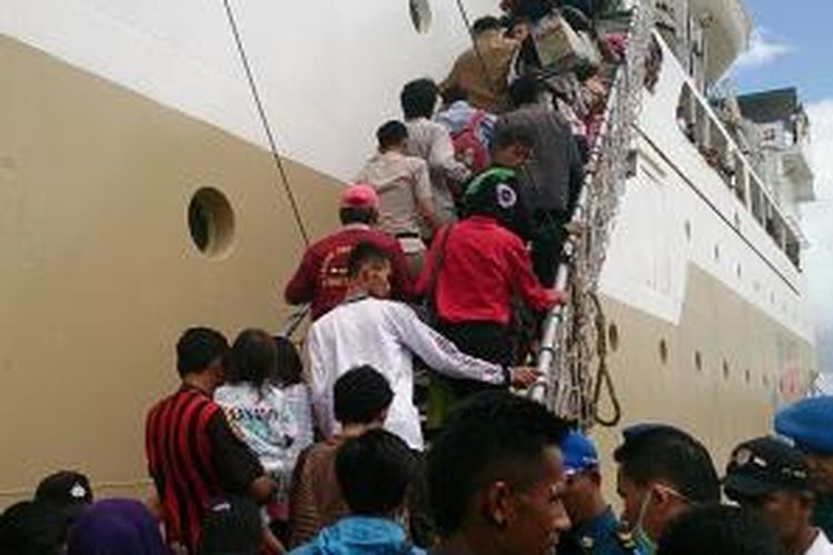 Ratusan penumpang naik kapal Tilongkabila di pelabuhan Nusantara Kendari. Kapal milik Pelni ini mengangkut penumpang menuju Bitung, Sulut hingga ke Pelabuhan Benoa, Bali