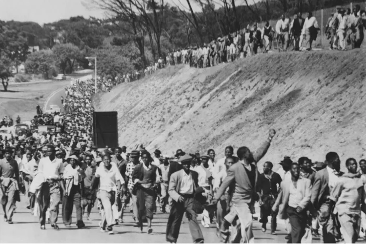 30.000 pengunjuk rasa berbaris dari Langa ke Cape Town di Afrika Selatan, menuntut pembebasan tahanan pada tahun 1960. Para tahanan ditangkap karena memprotes undang-undang izin segregasionis.