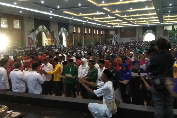 Petani yang tergabung dalam Serikat Petani Pasundan (SPP) medeklarasikan diri mendukung pasangan calon presiden Jokowi-Maruf Amin di Singaparna, Kabupaten Tasikmalaya, Senin (18/2/2019).