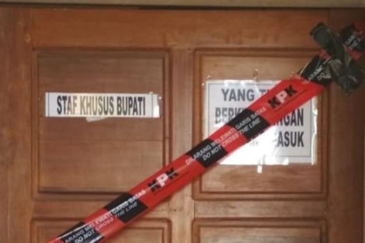 Segel pita berwarna merah hitam bertuliskan KPK dibentangkan di pintu masuk ruangan staf khusus Bupati Kudus, Jumat (26/7/2019) siang.