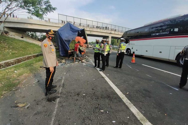 Empat orang tewas dalam kecelakaan beruntun di Tol Cipali (Cikopo Palimanan) Km 150.700 Jalur A yang berada di wilayah Kecamatan Kertajati, Kabupaten Majalengka, Minggu (23/8/2020) sekitar pukul 14.15 WIB.