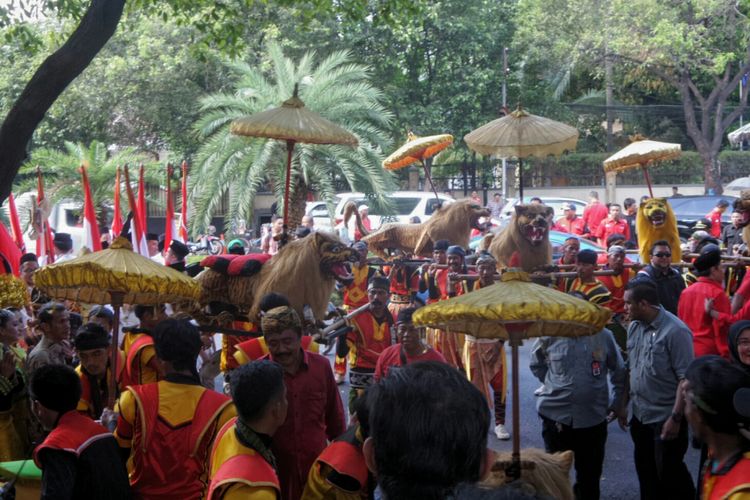 Kirab kebudayaan dari berbagai daerah mengiringi proses pendaftaran PDI-P sebagai peserta pemilu 2019 di Komisi Pemilihan Umum (KPU), Jakarta Pusat, Rabu (11/10/2017).