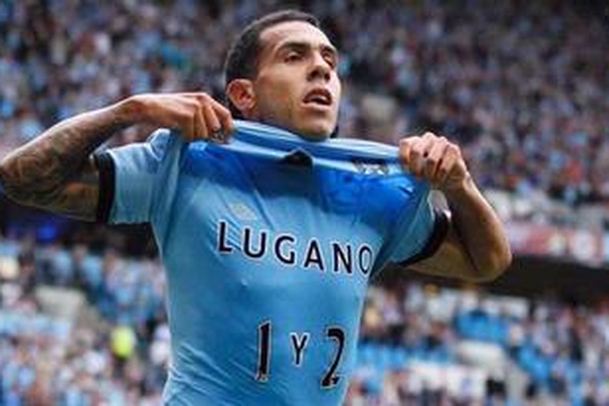 Penyerang Manchester City, Carlos Tevez, merayakan golnya ke gawang Southampton, pada pertandingan Premier League, di Etihad, Minggu (19/8/2012).