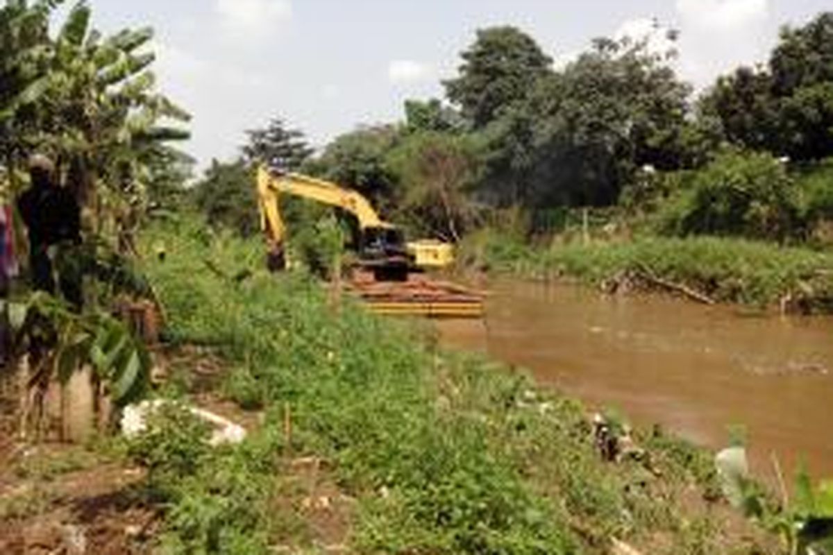 Alat berat dikerahkan untuk pengerjaan normalisasi Sungai Ciliwung, di Cililitan, Jakarta Timur. Pengerjaan berupa pengerukan ini mendapat tentangan dari warga karena tanpa melalui sosialisasi. Kamis (22/5/2014).