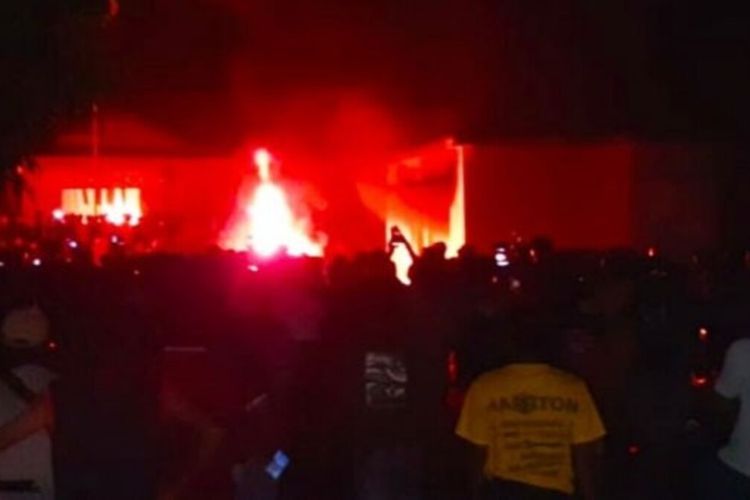 Situasi Mapolsek Candipuro yang dibakar massa, Selasa (18/5/2021) tengah malam. (FOTO: Dok. warga)
