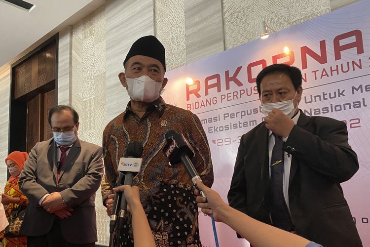 Menko PMK Prof. Muhadjir Effendy didampingi Kepala Perpusnas Syarif Bando memberikan keterangan pers di sela-sela pembukaan Rapat Koordinasi Nasional (Rakornas) Bidang Perpustakaan tahun 2022 di Hotel Bidakara, Jakarta (29/3/2022).